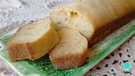 Ilustración de budín de vainilla esponjoso con rodajas de limón.
