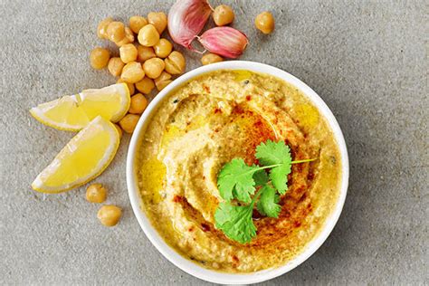 Ingredientes frescos para paté de garbanzos y nueces