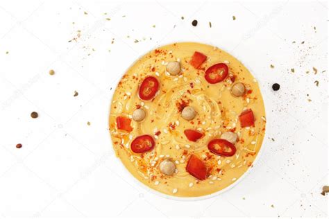 Bol de hummus decorado con pimentón y semillas de sésamo