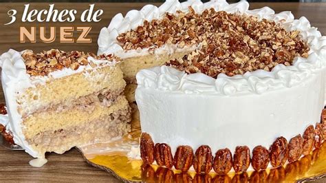 pastel de café y nuez en capas con cobertura de crema y nueces