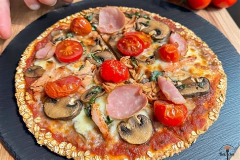 Pizza con base de avena lista para hornear, mostrando la textura de la masa