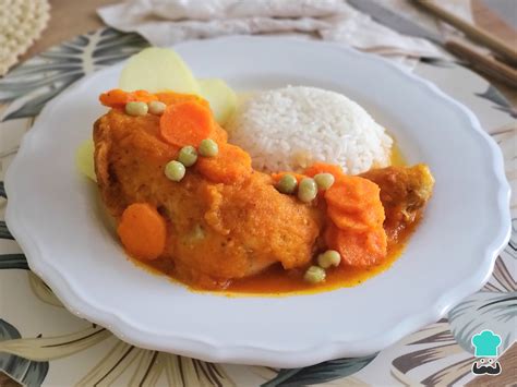 Fotografía de un guiso de pollo tradicional con verduras y salsa espesa en una cazuela de barro