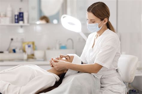 Temática foto de esteticista realizando tratamiento facial