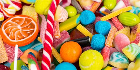 Foto de variedad de pinchos de chuches de colores