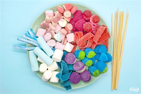 Ingredientes y materiales para hacer pinchos de chuches