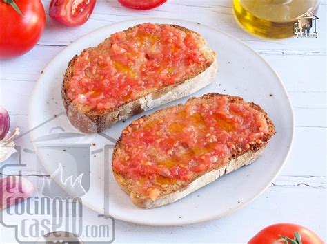 Foto de discos de pan con salsa de tomate y queso recién horneados, con queso fundido y burbujeante y hierbas frescas.