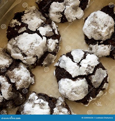 Primer plano de galletas caseras de chocolate recién salidas del horno, con trozos de chocolate derritiéndose.