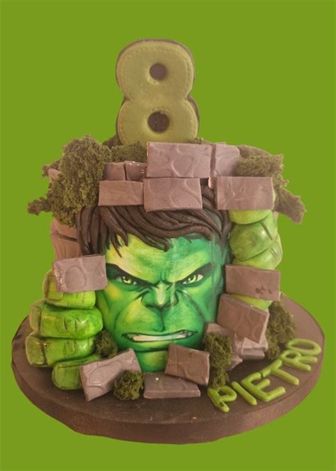 Fotografía profesional de una tarta temática de Hulk con acabado en color verde vibrante