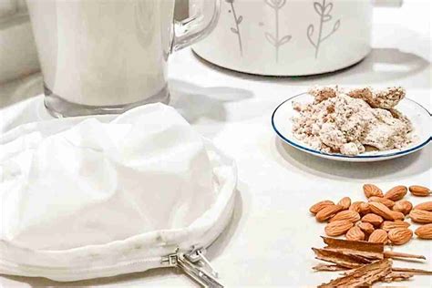 Esquema de los ingredientes principales: leche de almendras, almidón de maíz, esencia de vainilla y azúcar