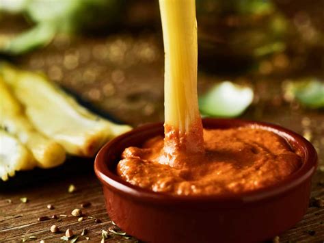 salsa romesco casera en un cuenco