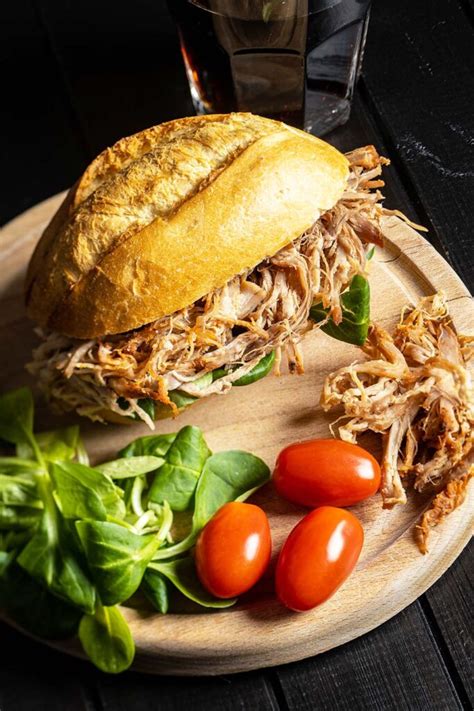 Ilustración de un sándwich de pulled pork con salsa barbacoa y ensalada de col