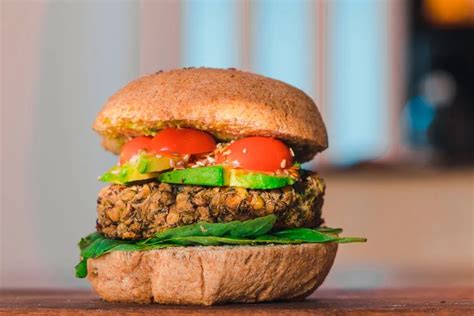 Diagrama ilustrando los pasos para cocinar una hamburguesa vegana congelada en parrilla y horno.