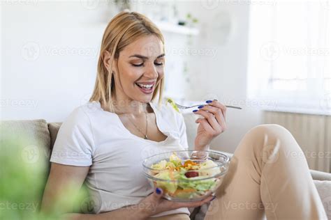 Persona comiendo una ensalada con acelgas, simbolizando una dieta saludable