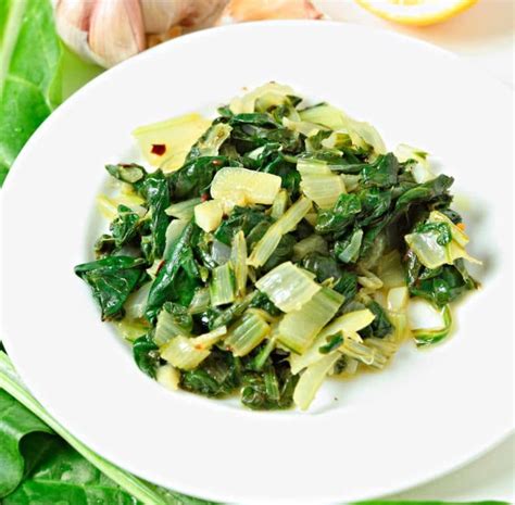 Plato de acelgas salteadas con ajo y limón