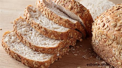 Rebanadas de pan de avena casero con diferentes acompañamientos como aguacate y tomate