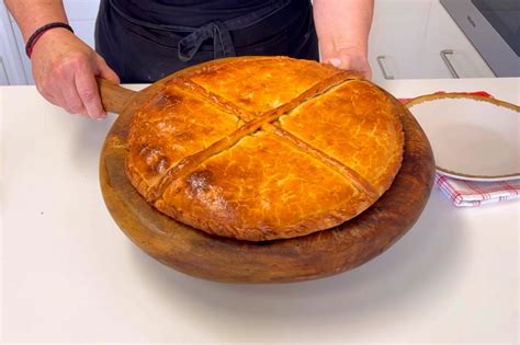 Fotografía de una masa de empanada reposando bajo un paño húmedo o film transparente