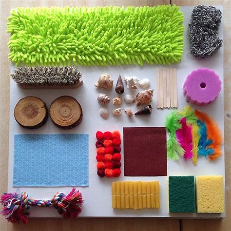 Fotografía de materiales sensoriales organizados por colores y texturas