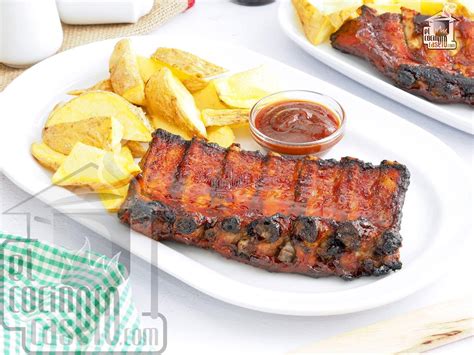 costillas a la parrilla con salsa barbacoa y guarniciones