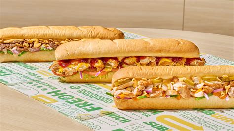 Diseño de banner promocional de Subway con sándwiches y precios