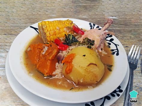 Cazuela de pavo cocinándose en una cazuela de barro, con zanahorias, ajos y puerros