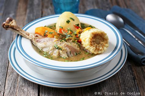 Ilustración de una cazuela chilena tradicional con chuchoca, verduras y pavo, servida con pebre