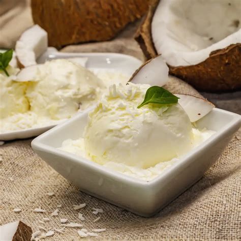 Plato de helado de coco casero con ralladura y una cuchara