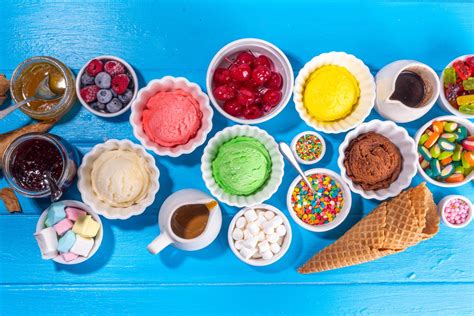 Variedad de toppings para helado de coco: chocolate, almendras, frutas