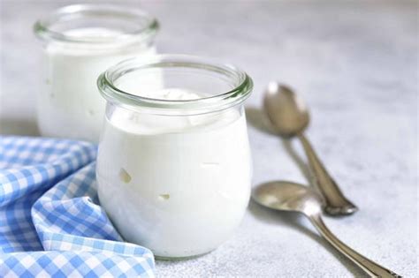 Gráfico comparativo que ilustra la cantidad de proteínas entre el yogur natural entero y el yogur desnatado