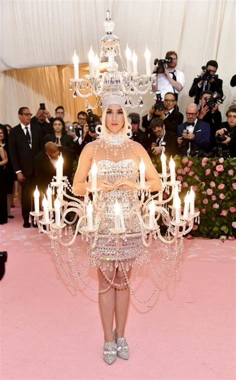 Katy Perry vestida de candelabro dorado en la Gala del Met 2019