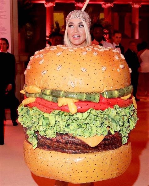 Katy Perry vestida de hamburguesa en la after-party de la Gala del Met 2019