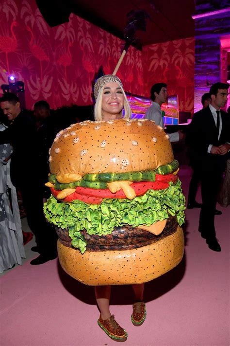 Diseño o foto de la estructura del traje de hamburguesa de Katy Perry para la Gala del Met