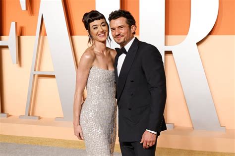 Katy Perry y Orlando Bloom interactuando en los Globos de Oro