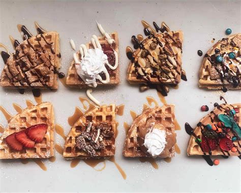 Fotografía profesional de diversos tipos de waffles con diferentes coberturas dulces y saladas.