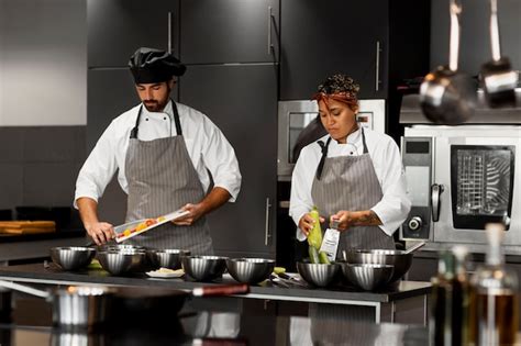 Foto de una cocina profesional en plena actividad, con chefs concentrados