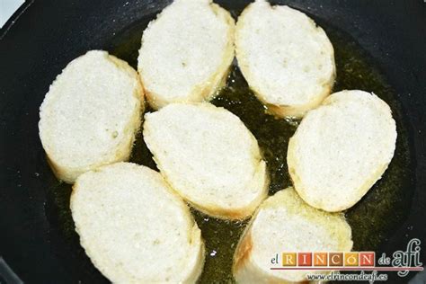 Ingredientes para la majada: ajos, pan y almendras friéndose en aceite de oliva.