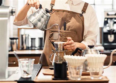 Esquema de preparación de un cóctel de café con leche y pisco usando una licuadora para lograr una textura cremosa