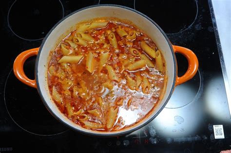 Ingredientes variados para la preparación de mostacholes con verduras