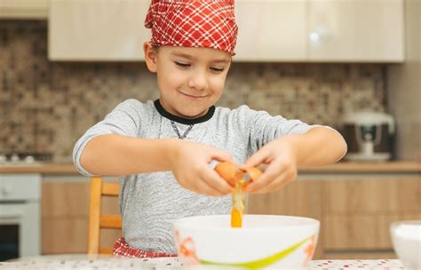 Niños cocinando y decorando comida de forma creativa
