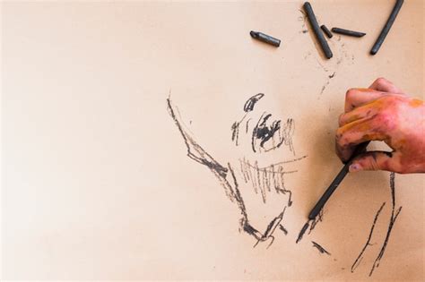 Artista dibujando con pasteles sobre papel texturizado