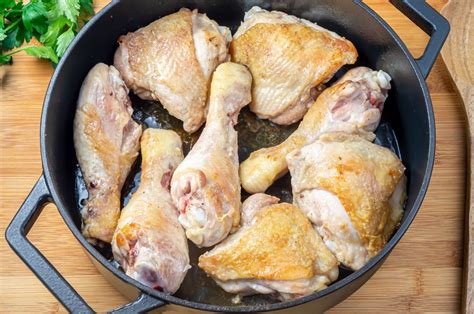 Plancha de cocina para dorar el pollo, esencial para crear sabor