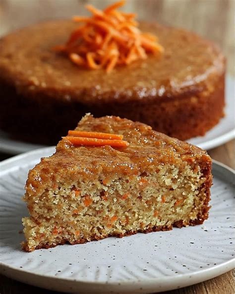 Foto de un queque de avena y zanahoria cocinado en un microondas, con una rebanada lista para comer