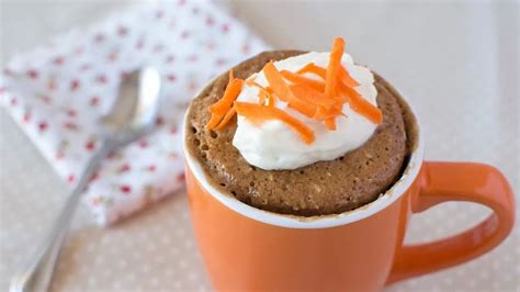 Foto de un mugcake de zanahoria y avena individual en una taza