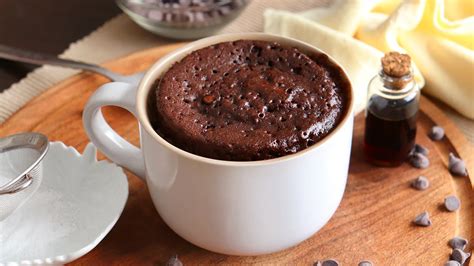 Secuencia de imágenes mostrando la preparación del mugcake en una taza antes de ir al microondas