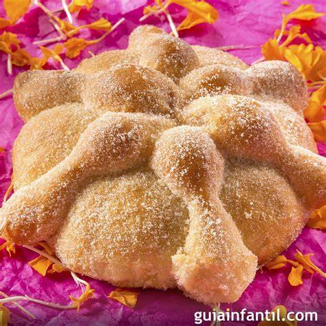 Imagen de un Pan de Muerto tradicional decorado con azúcar sobre un altar mexicano.