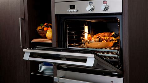 Panel de control táctil de un horno moderno con diversas opciones de cocción.