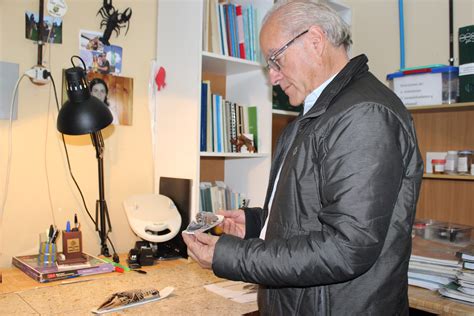 Fotografía del profesor Erich Rudolph en su laboratorio o realizando trabajo de campo con camarones