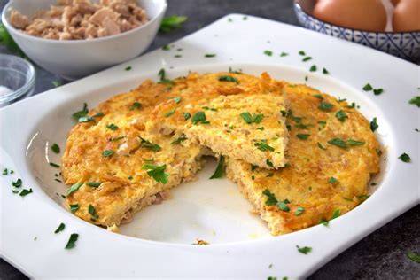 Foto de una tortilla de atún con cebolla y ajo dorada