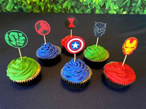 foto de diversos diseños de cupcakes decorados (animales, superhéroes y decoraciones coloridas)