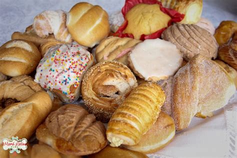 Mesa con diferentes tipos de pan dulce mexicano