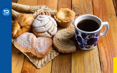 Familia compartiendo pan dulce y café